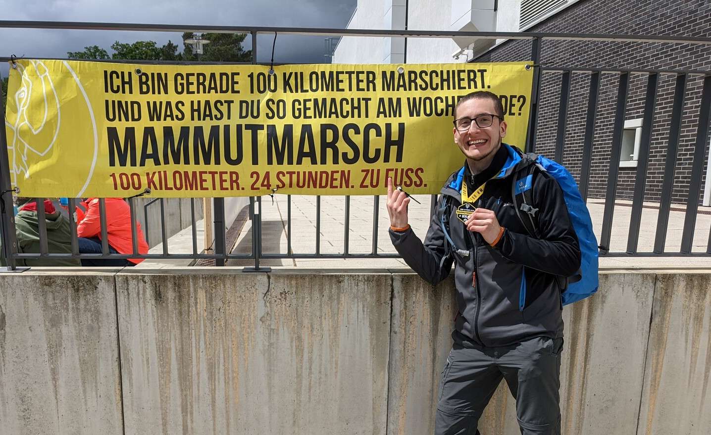 2022 erstmals im Ziel Ich vor einem Mammutmarsch-Banner