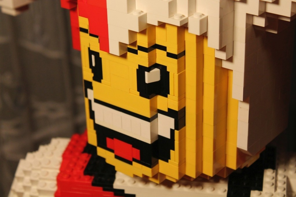 Legoskulptur eines Spaßvogels