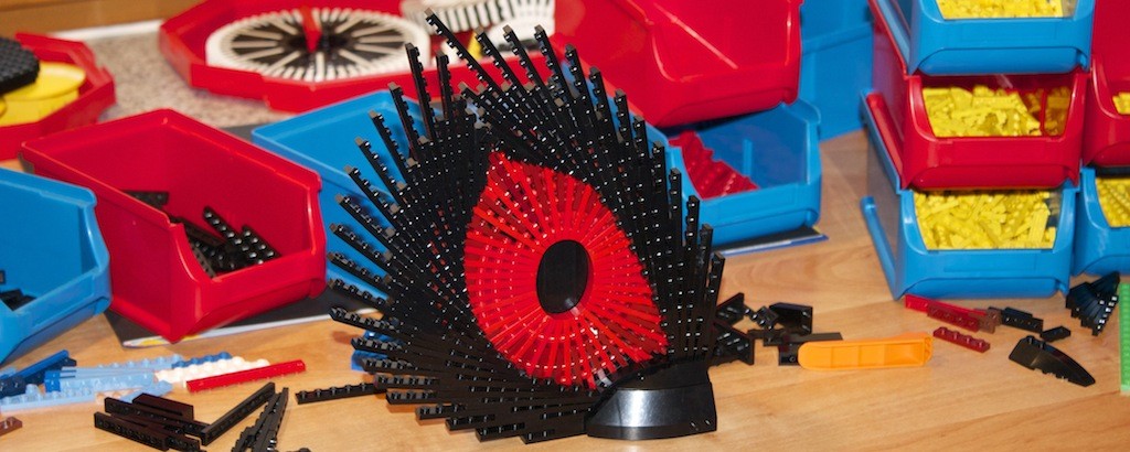 rotes Lego-Auge in Kreativumgebung
